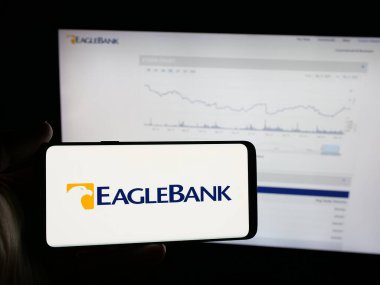 Stuttgart, Almanya - 12-10-2025: ABD 'li Eagle Bancorp Inc. (EagleBank) şirketinin logosuna sahip kişi web sitesinin önünde ekranda. Telefon ekranına odaklan.