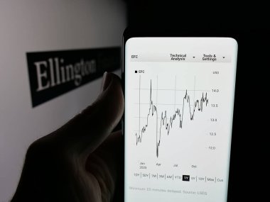 Stuttgart, Almanya - 12-10-2025: ABD 'li mortgage şirketi Ellington Financial Inc.' in web sayfası ile akıllı telefon sahibi kişi logonun önünde ekranda. Telefon ekranının merkezine odaklan.