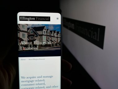 Stuttgart, Almanya - 12-10-2025: ABD 'li ipotek şirketi Ellington Financial Inc.' in web sayfası ile cep telefonu logonun önünde ekranda. Telefon ekranının merkezine odaklan.