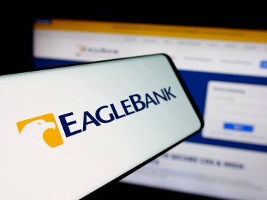 Stuttgart, Almanya - 12-10-2025: ABD 'li Eagle Bancorp Inc. (EagleBank) şirketinin logosuna sahip akıllı telefon web sitesinin önünde ekranda. Telefon ekranının soluna odaklan.
