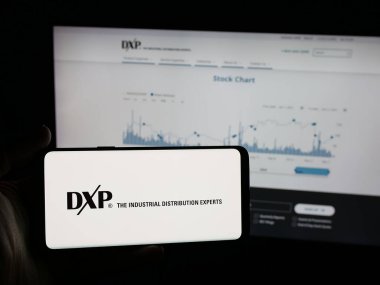 Stuttgart, Almanya - 12-10-2025: ABD 'li dağıtım şirketi DXP Enterprises Inc.' in logosuna sahip kişi web sitesinin önünde ekranda. Telefon ekranına odaklan.
