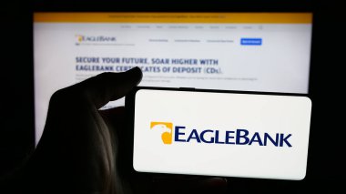 Stuttgart, Almanya - 12-10-2025: ABD 'li Eagle Bancorp Inc. (EagleBank) şirketinin logosunun bulunduğu cep telefonu web sayfası önünde. Telefon ekranına odaklan.