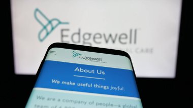 Stuttgart, Almanya - 12-10-2025: ABD 'li Edgewell Personel Bakım Şirketi' nin web sitesi ile birlikte logo önünde cep telefonu. Telefon ekranının sol üst kısmına odaklan.