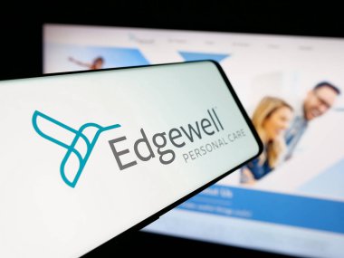 Stuttgart, Almanya - 12-10-2025: Sitenin önünde ekranda ABD 'li Edgewell Personal Care Company logosu bulunan akıllı telefon. Telefon ekranının merkez soluna odaklan.