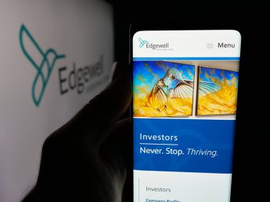 Stuttgart, Almanya - 12-10-2025: ABD 'li iş dünyası Edgewell Personel Bakım Şirketi' nin web sayfası olan akıllı telefon sahibi kişi logonun önünde ekranda. Telefon ekranının merkezine odaklan.