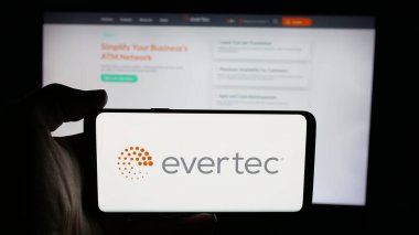 Stuttgart, Almanya - 12-10-2025: Finansal teknoloji şirketi Evertec Inc. 'in logosunun bulunduğu cep telefonu web sayfası önünde ekranda. Telefon ekranına odaklan.