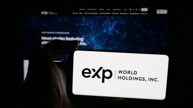 Stuttgart, Almanya - 12-10-2025: Emlak şirketi eXp World Holding Inc. 'nin logosuna sahip cep telefonu web sayfası önünde ekranda. Telefon ekranına odaklan.