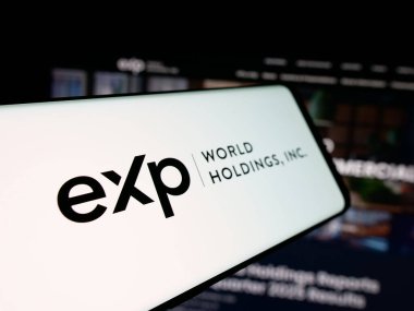 Stuttgart, Almanya - 12-10-2025: Web sitesinin önünde ekranda eXp World Holdings Inc. 'in logosuna sahip akıllı telefon. Telefon ekranının merkez soluna odaklan.