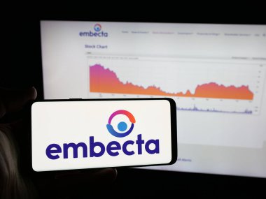 Stuttgart, Almanya - 12-10-2025: Web sitesinin önünde ekranda ABD 'li tıbbi cihaz şirketi Embecta Corp' un logosunu taşıyan kişi. Telefon ekranına odaklan.