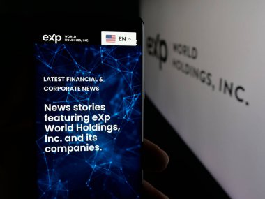 Stuttgart, Almanya - 12-10-2025: Emlak şirketi eXp World Holding Inc. 'nin web sayfası olan cep telefonu logonun önünde ekranda. Telefon ekranının merkezine odaklan.
