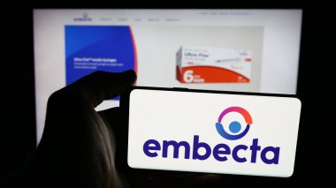 Stuttgart, Almanya - 12-10-2025: ABD 'li tıbbi cihaz şirketi Embecta Corp' un logosuna sahip cep telefonu web sayfasının önünde ekranda. Telefon ekranına odaklan.