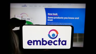 Stuttgart, Almanya - 12-10-2025: ABD 'li tıbbi cihaz şirketi Embecta Corp' un logosunun bulunduğu cep telefonu web sayfasının önünde ekranda. Telefon ekranına odaklan.