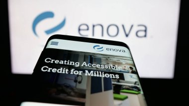 Stuttgart, Almanya - 12-10-2025: ABD 'li finans şirketi Enova International Inc.' in web sitesiyle birlikte cep telefonu logonun önünde ekranda. Telefon ekranının sol üst kısmına odaklan.