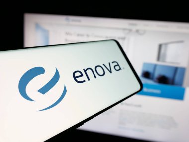 Stuttgart, Almanya - 12-10-2025: ABD 'li finans şirketi Enova International Inc.' in logosuna sahip akıllı telefon web sitesinin önünde ekranda. Telefon ekranının merkez soluna odaklan.