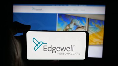 Stuttgart, Almanya - 12-10-2025: ABD 'li Edgewell Personal Care Company logosunun bulunduğu cep telefonu web sayfası önünde ekranda. Telefon ekranına odaklan.