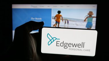 Stuttgart, Almanya - 12-10-2025: ABD 'li iş adamı Edgewell Personal Care Company' nin logosunun bulunduğu cep telefonu web sitesinin önünde. Telefon ekranına odaklan.