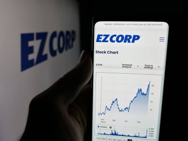 Stuttgart, Almanya - 12-11-2025: ABD 'li rehinci dükkanı EZCORP Inc.' in web sayfası ile akıllı telefon sahibi kişi logonun önünde ekranda. Telefon ekranının merkezine odaklan.