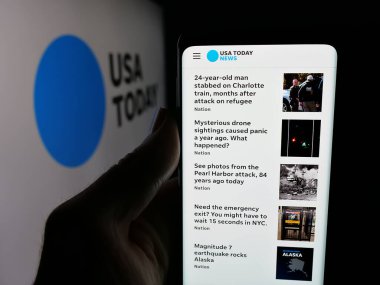 Stuttgart, Almanya - 12-11-2025: Gazete ve yayın şirketi USA Today 'in internet sayfası olan cep telefonu logosu önünde ekranda. Telefon ekranının merkezine odaklan.