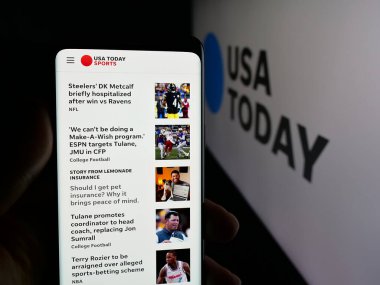 Stuttgart, Almanya - 12-11-2025: Gazete ve yayın şirketi USA Today 'in web sayfası ile akıllı telefon taşıyan kişi logonun önünde ekranda. Telefon ekranının merkezine odaklan.