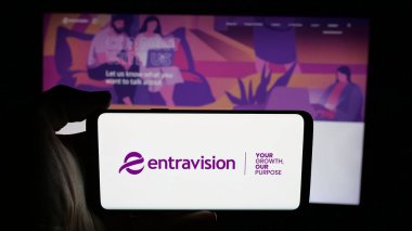 Stuttgart, Almanya - 12-11-2025: ABD 'li Entravision Communications Corp. şirketinin logosunun bulunduğu cep telefonu web sayfası önünde ekranda. Telefon ekranına odaklan.
