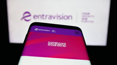 Stuttgart, Almanya - 12-11-2025: ABD 'li Entravision Communications Corp. şirketinin web sitesi logo önünde ekranda. Telefon ekranının sol üst kısmına odaklan.
