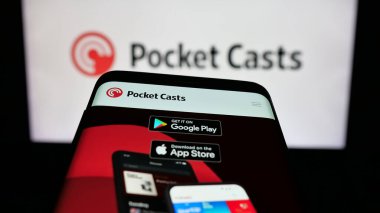 Stuttgart, Almanya - 12-11-2025: Podcast şirketi Pocket cast 'in web sitesi olan cep telefonu logonun önünde ekranda. Telefon ekranının sol üst kısmına odaklan.