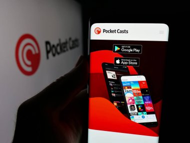 Stuttgart, Almanya - 12-11-2025: Podcast şirketi Pocket cast 'in web sayfası olan akıllı telefon sahibi kişi logonun önünde ekranda. Telefon ekranının merkezine odaklan.