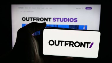 Stuttgart, Almanya - 12-11-2025: ABD 'li reklam şirketi Outfront Media Inc.' in logosunun bulunduğu cep telefonu web sayfası önünde ekranda. Telefon ekranına odaklan.