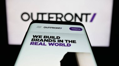Stuttgart, Almanya - 12-11-2025: ABD 'li reklam şirketi Outfront Media Inc.' in web sitesiyle birlikte cep telefonu logonun önünde ekranda. Telefon ekranının sol üst kısmına odaklan.