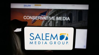 Stuttgart, Almanya - 12-11-2025: ABD 'li radyo şirketi Salem Media Group Inc.' in logosunun bulunduğu cep telefonu web sayfası önünde ekranda. Telefon ekranına odaklan.
