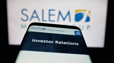 Stuttgart, Almanya - 12-11-2025: ABD 'li radyo şirketi Salem Media Group Inc.' in web sitesiyle birlikte logo önünde ekranda. Telefon ekranının sol üst kısmına odaklan.