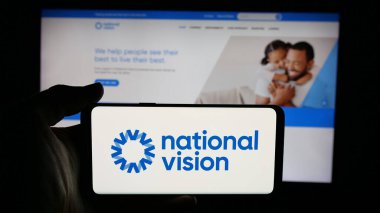 Stuttgart, Almanya - 12-11-2025: Optik perakende şirketi National Vision Inc. 'in logosunun bulunduğu cep telefonu web sayfasının önünde. Telefon ekranına odaklan.