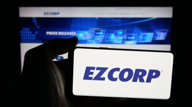 Stuttgart, Almanya - 12-11-2025: ABD 'li rehin dükkanı şirketi EZCORP Inc.' in logosunun bulunduğu cep telefonu web sayfasının önünde ekranda. Telefon ekranına odaklan.