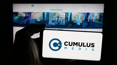 Stuttgart, Almanya - 12-12-2025: ABD 'li yayın şirketi Cumulus Media Inc.' in logosunun bulunduğu cep telefonu web sayfası önünde ekranda. Telefon ekranına odaklan.