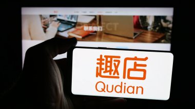 Stuttgart, Almanya - 12-12-2025: Çinli teknoloji şirketi Qudian Inc. 'in logosunun bulunduğu cep telefonu web sayfasının önünde ekranda. Telefon ekranına odaklan.