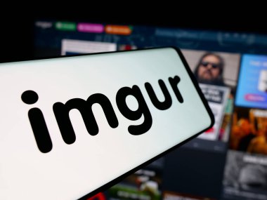 Stuttgart, Almanya - 12-12-2025: Web sitesi önünde ekranda ABD imaj paylaşım topluluğu Imgur 'un (Imgur.com) logosuna sahip akıllı telefon. Telefon ekranının merkez soluna odaklan.
