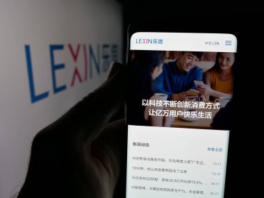 Stuttgart, Almanya - 12-12-2025: Kredi şirketi LexinFintech Holding Ltd. 'nin web sayfası ile akıllı telefonu olan kişi logonun önünde ekranda. Telefon ekranının merkezine odaklan.