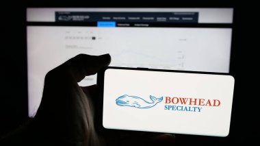 Stuttgart, Almanya - 12-12-2025: Bowhead Specialty Holding Inc. şirketinin logosunun bulunduğu cep telefonu web sayfası önünde ekranda. Telefon ekranına odaklan.