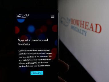 Stuttgart, Almanya - 12-12-2025: Bowhead Specialty Holding Inc. şirketinin web sayfası olan cep telefonu logosu önünde ekranda. Telefon ekranının merkezine odaklan.