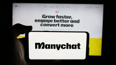 Stuttgart, Almanya - 12-12-2025: Web sayfasının önünde ABD 'li sohbet pazarlama şirketi Manychat Inc.' in logosuyla cep telefonu tutan kişi. Telefon ekranına odaklan.