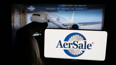 Stuttgart, Almanya - 12-12-2025: Web sayfası önünde ekranda ABD havacılık şirketi AerSale Inc. 'in logosunun bulunduğu cep telefonu sahibi kişi. Telefon ekranına odaklan.