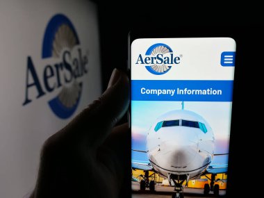 Stuttgart, Almanya - 12-12-2025: ABD havacılık şirketi AerSale Inc. 'in web sayfası ile akıllı telefon sahibi kişi logonun önünde ekranda. Telefon ekranının merkezine odaklan.