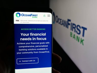 Stuttgart, Almanya - 12-12-2025: ABD Merkez Bankası OceanFirst Financial Corp 'un internet sayfası olan cep telefonu logosu önünde ekranda. Telefon ekranının merkezine odaklan.