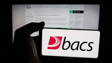 Stuttgart, Almanya - 12-16-2025: İngiliz şirketi Bacs Payment Schemes Limited 'in logosunun bulunduğu cep telefonu web sayfası önünde ekranda. Telefon ekranına odaklan.