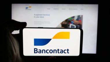 Stuttgart, Almanya - 12-16-2025: Belçikalı finans hizmetleri şirketi Bancontact 'in logosuyla cep telefonu web sayfası önünde ekranda. Telefon ekranına odaklan.