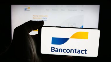 Stuttgart, Almanya - 12-16-2025: Belçikalı finans hizmetleri şirketi Bancontact 'ın logosunu taşıyan cep telefonu web sayfası önünde ekranda. Telefon ekranına odaklan.