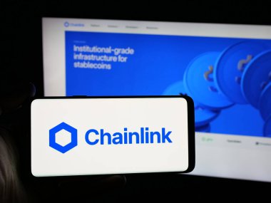 Stuttgart, Almanya - 12-16-2025: Web sitesinin önünde ekranda zincirli kahin ağı logosu olan akıllı telefon sahibi kişi. Telefon ekranına odaklan.