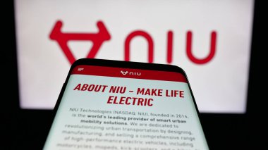 Stuttgart, Almanya - 12-17-2025: Elektrikli scooter şirketi Niu Technologies 'in web sitesi logonun önünde ekranda. Telefon ekranının sol üst kısmına odaklan.