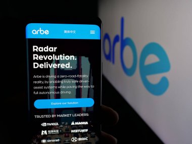 Stuttgart, Almanya - 12-17-2025: Otomotiv radar şirketi Arbe Robotics Ltd. 'nin web sayfası olan cep telefonu logonun önünde ekranda. Telefon ekranının merkezine odaklan.