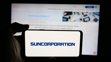 Stuttgart, Almanya - 12-17-2025: Japon elektronik şirketi Sun Corporation 'ın logosunun bulunduğu cep telefonu web sayfası önünde ekranda. Telefon ekranına odaklan.